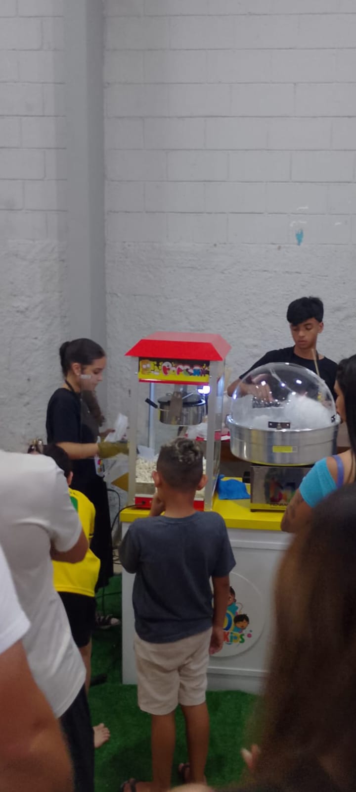 Balcão de algodão doce e pipoca da JD Kids com máquina de pipoca vermelha e algodão doce branco