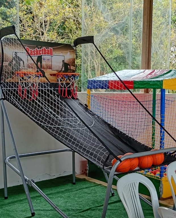 Basquete eletrônico da JD Kids com duas cestas, redes laterais e bolas de basquete